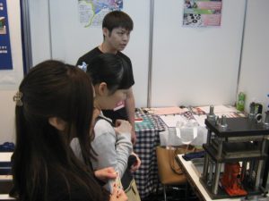 高石工業、一般向けにゴム製造体験会