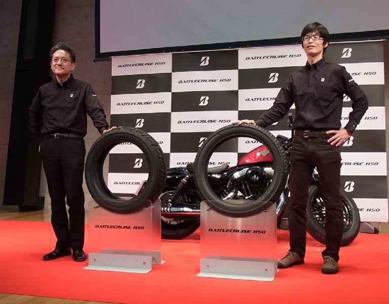 ブリヂストンがVツインクルーザー向けタイヤの新商品発表
