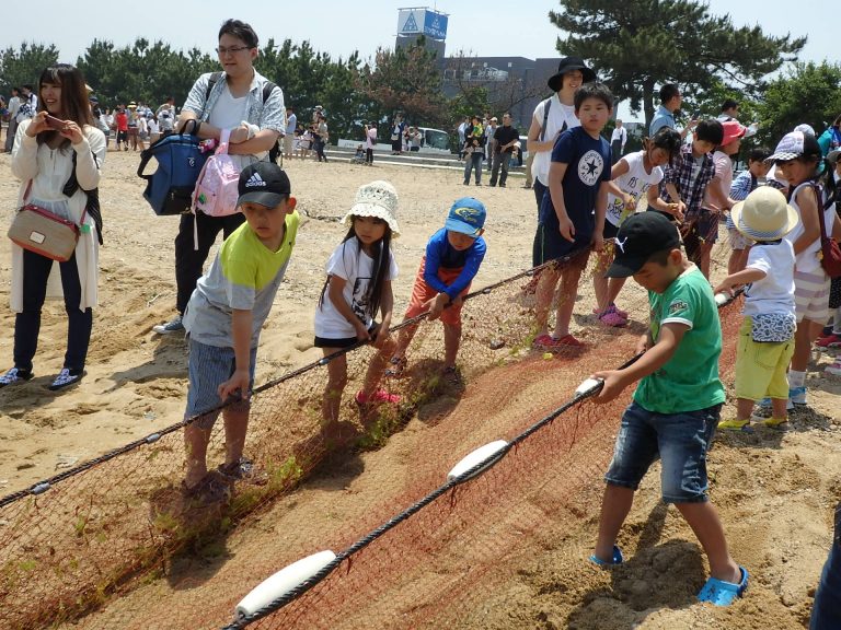 三ツ星ベルト、四国工場で地引網体験会