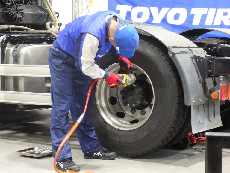 東洋ゴム工業、TB用タイヤ作業コンテスト開催