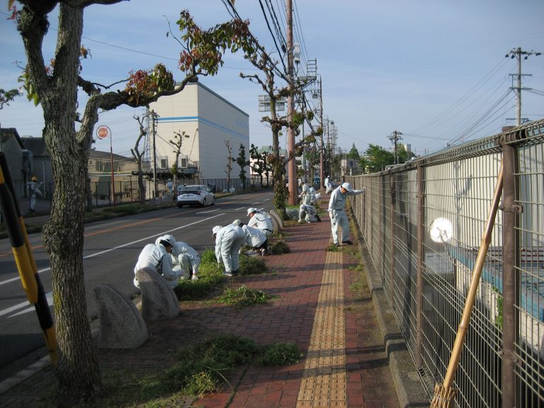 クレハエラストマー、ふれあいの道・里親事業を実施－工場周辺道路の清掃や草刈りを行う