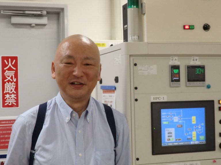 九州大学大学院工学研究院機械工学部門教授・博士（理学）・水素材料先端科学研究センター高分子材料研究部門長 西村伸氏
