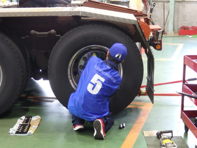 TOYO TIRE、トラック・バスタイヤ作業コンテストを開催