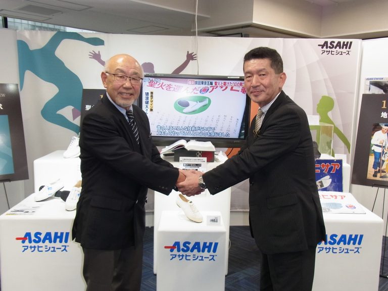 アサヒシューズ、55年振りに聖火ランナーシューズを復刻