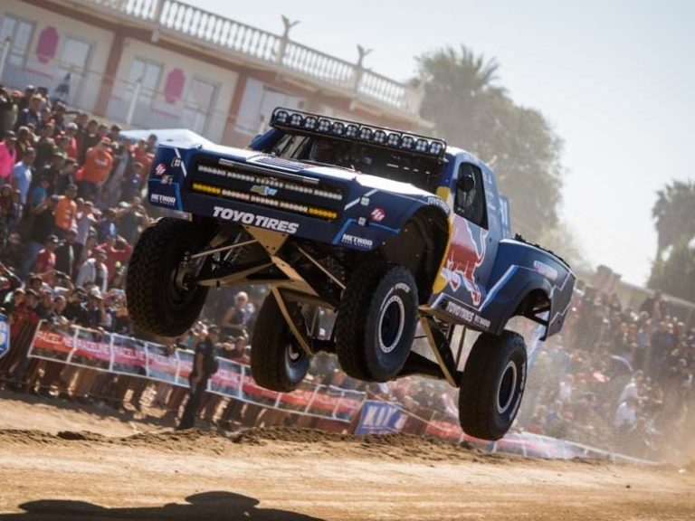 TOYO TIRE、「SCORE  BAJA 1000」に参戦する選手をサポート