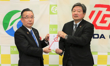 豊田合成、岩手県と宮城県にLED防犯灯を寄贈