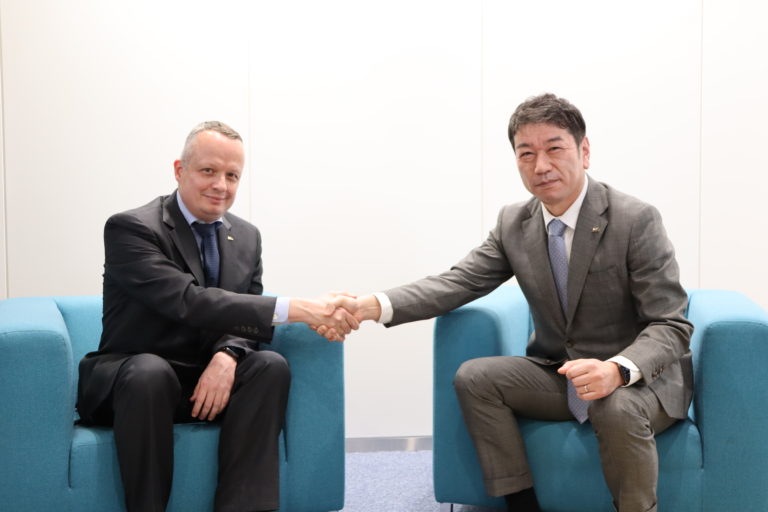 日本ミシュランタイヤ、須藤社長とペリニオ前社長が会見