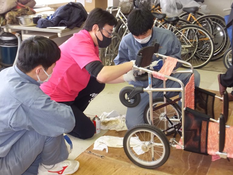 豊田合成、岩手県の高校で「車イス修理指導会」を実施