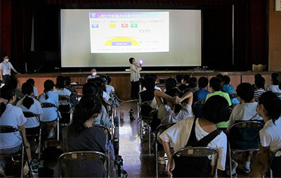 豊田合成、地元の小学校でLED教室を開催