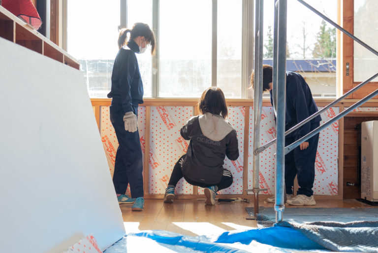 イノアックコーポレーション、小学校に断熱材を提供