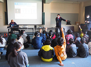 豊田合成、地元の小学校でLED教室を実施