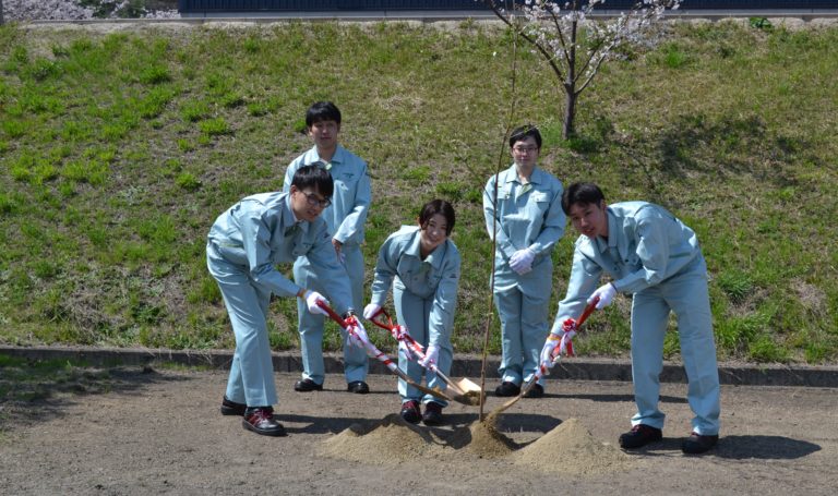 早川ゴム、「新入社員桜植樹式」を開催