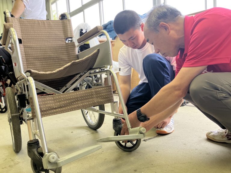 豊田合成、｢車イス修理指導会｣を実施