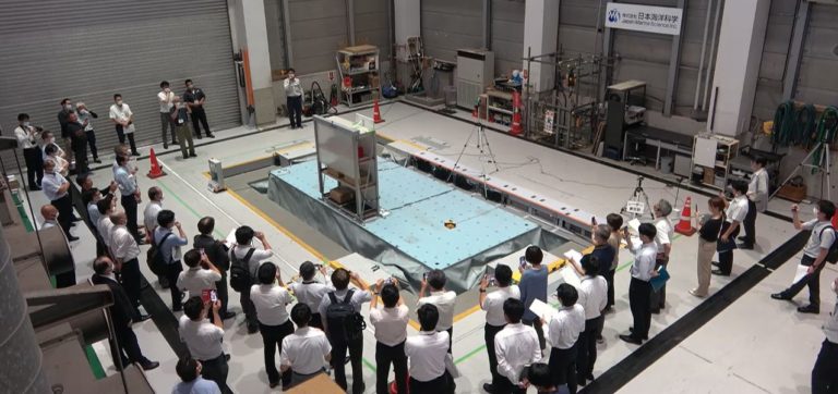 日本海洋科学が大型三次元振動台の公開実演を実施