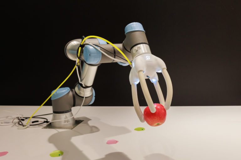 ブリヂストン、ソフトロボットハンドをタイヤと同じくらい当たり前の存在へ－1台で多種多様な日用品をつまむ、つかむ、つつむ