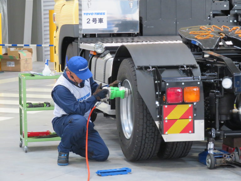 TOYO TIRE、「トラック・バスタイヤ作業コンテスト」を開催