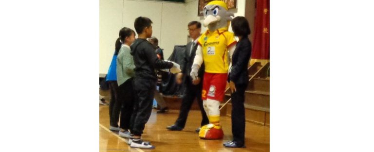 ダウ・ケミカル日本、廃プラスチックを利用したごみ袋を北九州市の小学校などに寄贈