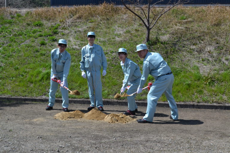 早川ゴム、「新入社員桜の植樹式」を開催