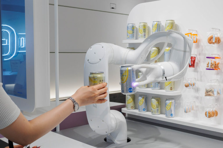 ブリヂストン ソフトロボティクス ベンチャーズ、渋谷でソフトロボットハンド「TETOTE」と乾杯体験