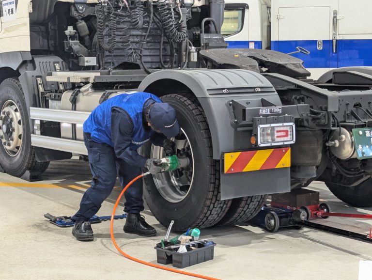 TOYO TIRE、トラック・バスタイヤ作業コンテストを開催