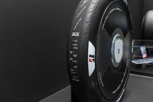 ブリヂストン、「サステナブルなグローバルモータースポーツ」をJMS2025で展示