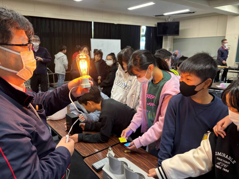 豊田合成、地元の小学校でモノづくり教室を開催