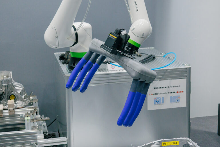 ブリヂストン ソフトロボティクス ベンチャーズ、重量物向けソフトロボットハンド「TETOTE ストロングモデル」を初披露