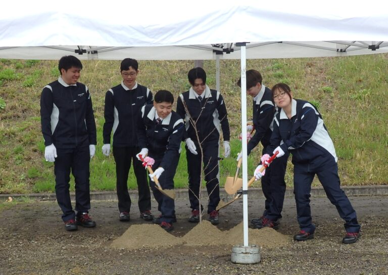 早川ゴム、「新入社員桜植樹式」を開催