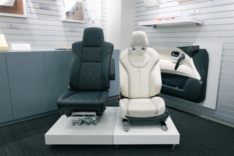 アキレス、日本で唯一、合成皮革と同製法のPVCレザーで車内空間に高級感を