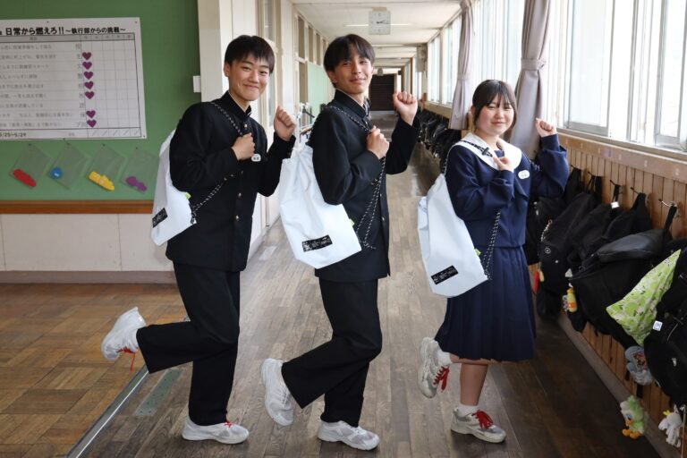 豊田合成、エアバッグ端材活用のバッグが中学生に配布