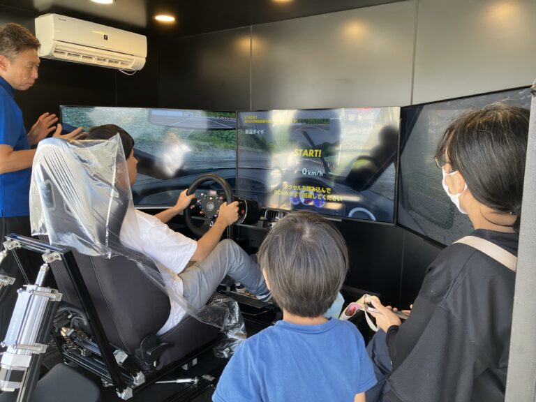 TOYO TIRE、伊丹市イベントで運転シミュレーター使いタイヤ安全を啓発