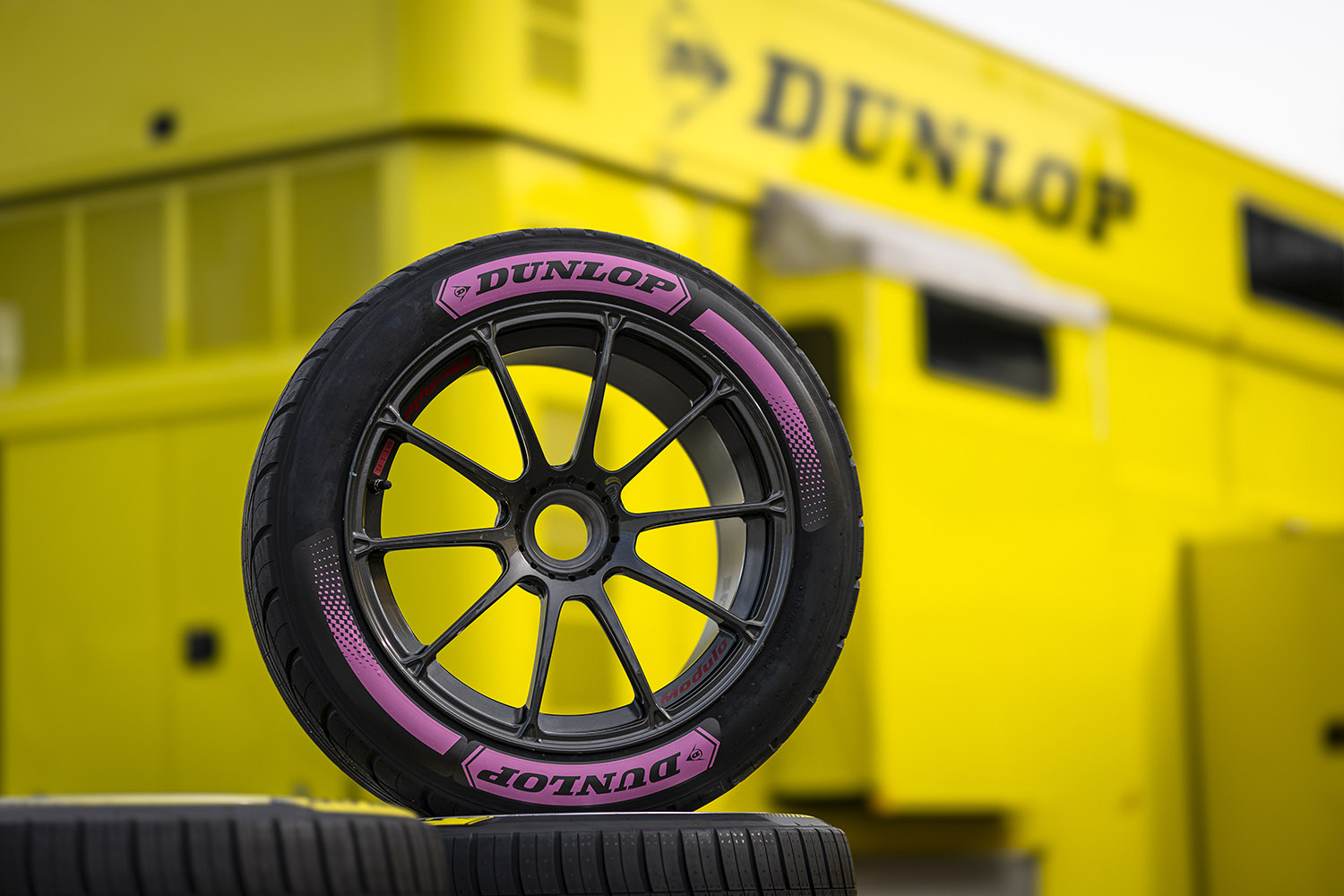 住友ゴム工業（DUNLOP）、乳がん早期発見の「ピンクリボン運動」を支援